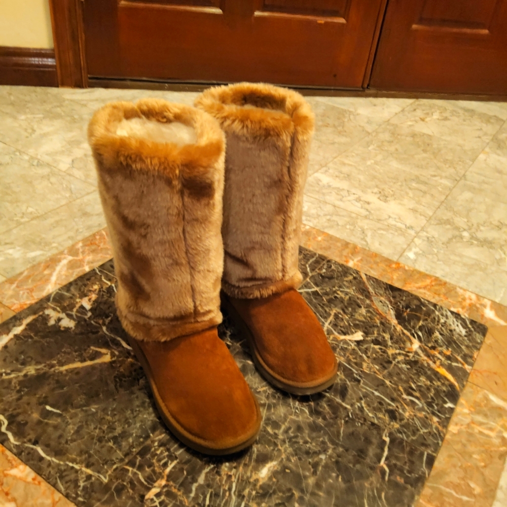 Gently used good condition  ukelea suede boots. Sz9